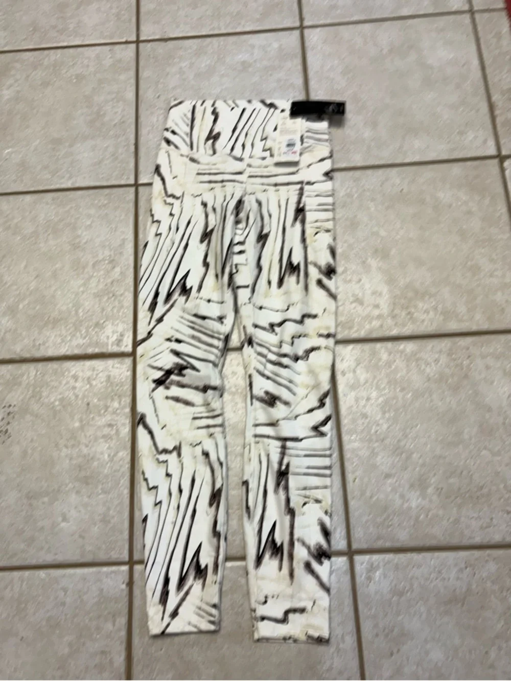 Calia
Abstract Print High-Waist Women's Leggings - White/Brown/Black - Picture 5 of 5
